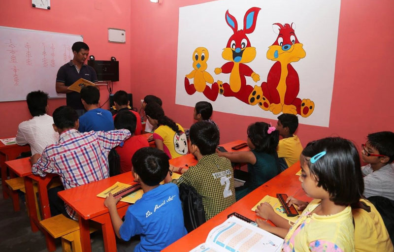 Picture of a teacher taking abacus to little students at AbacusMaster, Guwahati branch