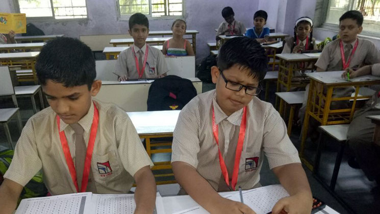 Picture of school students working out abacus problems at AbacusMaster, Mumbai branch