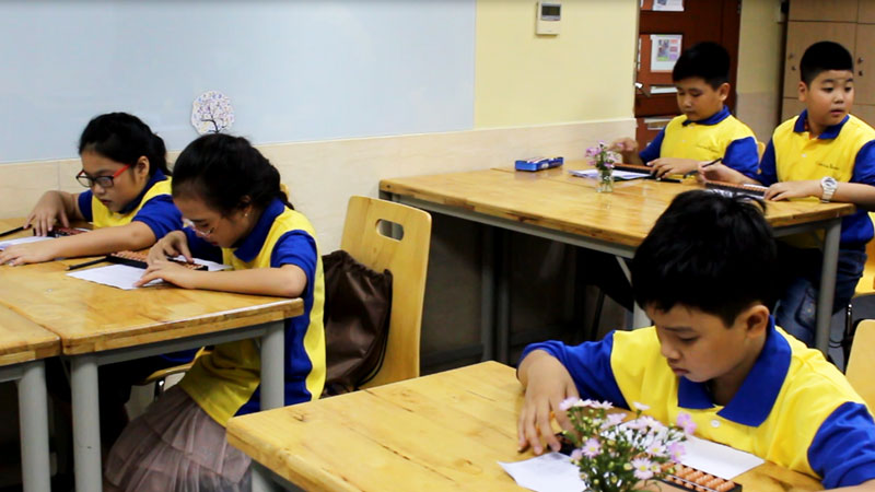 Picture of students working out problems on an abacus board at AbacusMaster, Vietnam branch