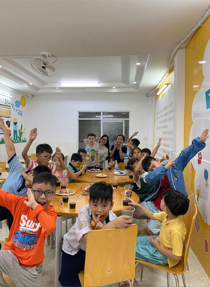 Picture of teachers and students while having snackbreak  at AbacusMaster, Vietnam branch