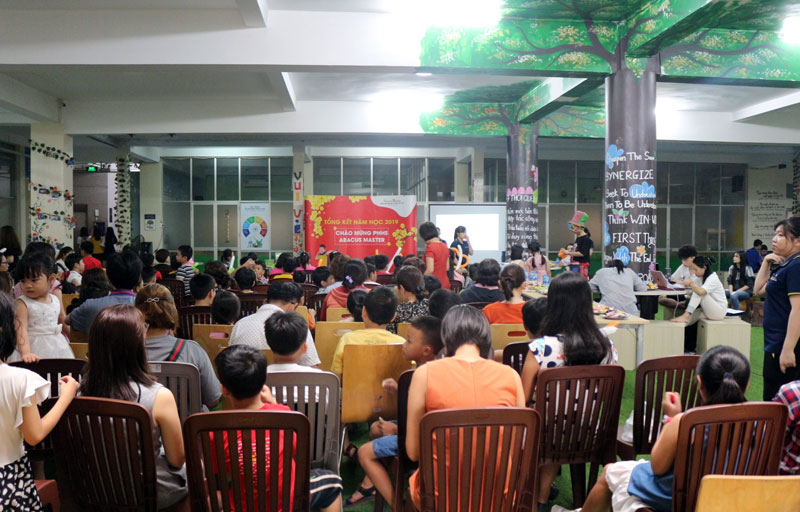 Picture of people attending an abacus event conducted at AbacusMaster, Vietnam branch
